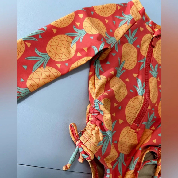 - OLD NAVY BABY SWIMSUIT SIZE 0-3M - Picture 4 of 8